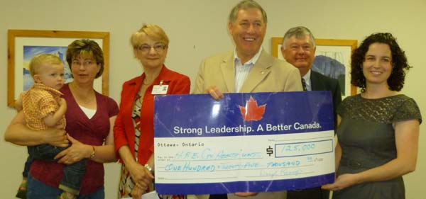 At the presentation, from left, are: Susan Blakely, Nicole McKinnon, Daryl Kramp, Dr. Schabas and Sheryl Farrar