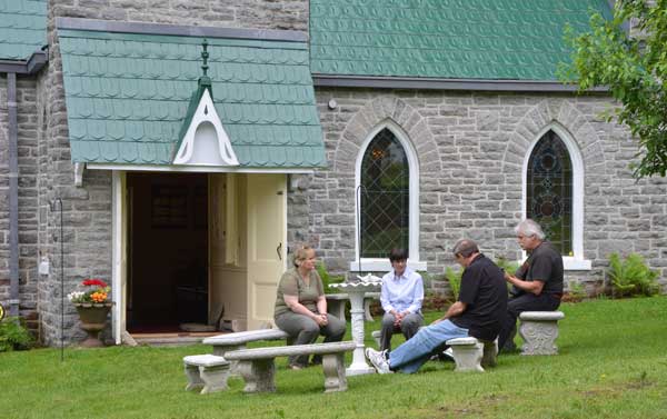 During Decoration Day at Glenwood Cemetery, Kerry Reynolds, Gayle Osborne and Gary McKenzie enjoy music by Ken Hudson. Peggy deWitt photo