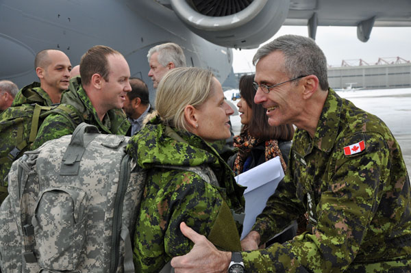 Maj.-Gen. Jim Ferron, Commander Officer of the 1st Canadian Division in Kingston, welcomes a member of the Canadian DARTteam home Dec. 19. -Photo by Ross Lees