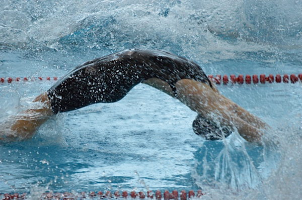 Morgan Clark starting a backstroke race Gilian Taylor photo