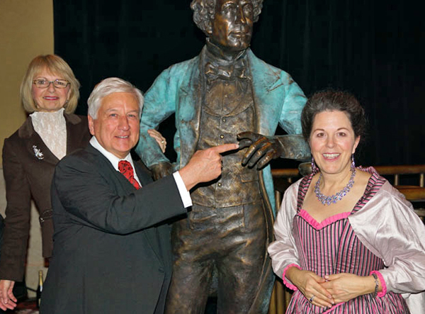 Marilyn and David Warrick pose with Sir John and artist Ruth Abernathy