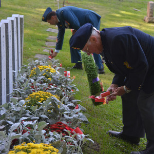 Rev. Kidnew and CWO Collins place poppies. Peggy deWitt photo